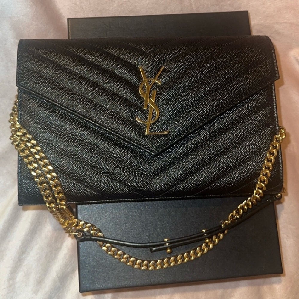 SAINT LAURENT CASSANDRE ENVELOPE CHAIN WALLET IN GRAIN DE POUDRE LEATHER